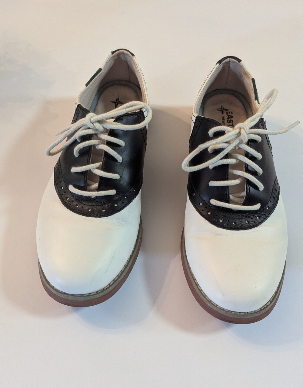 Eastland "Sadie" Saddle Shoe. Excellent condition, Barely Worn Size 6.5 US
